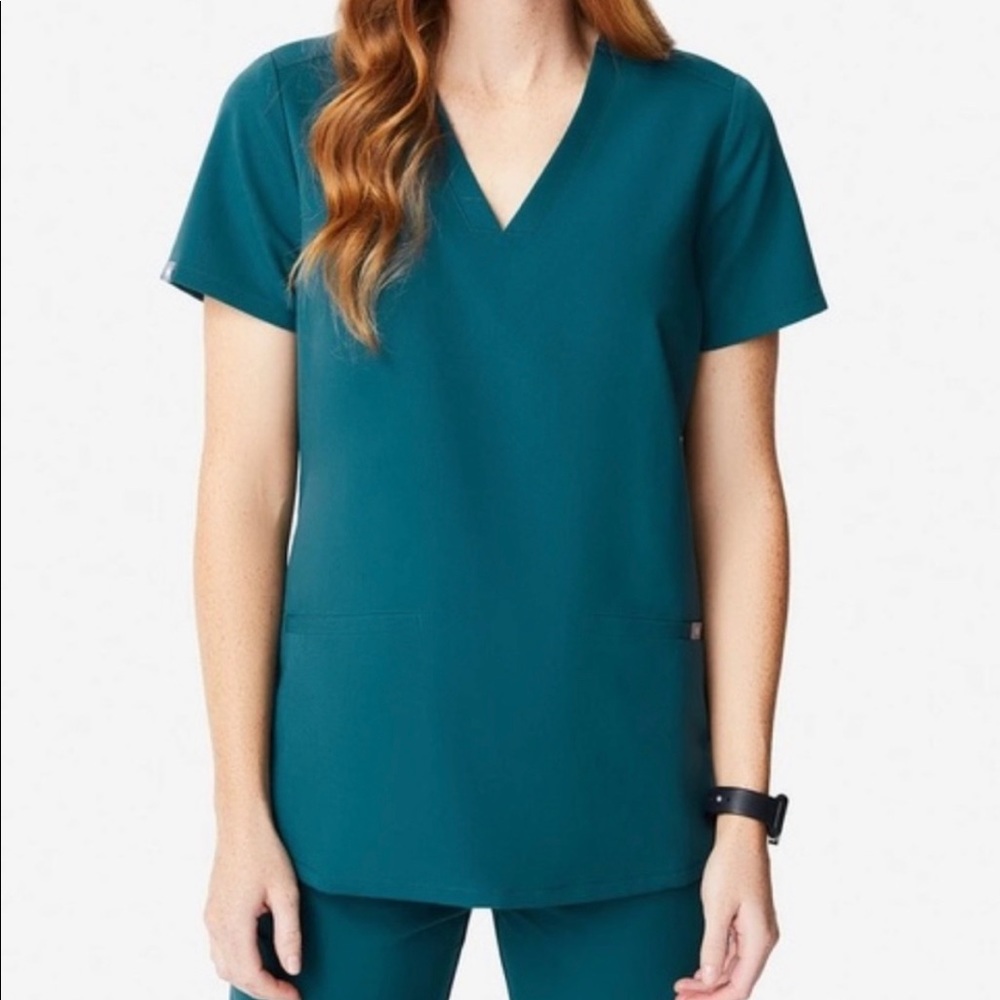 Figs scrubs Carribean Blue Casma top and Kade cargo Pants. Good used condition.